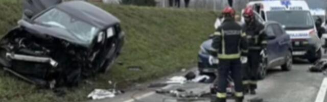 KARAMBOL KOD BANJE KOVILJAČE: 5 povređenih u sudaru 3 automobila, delovi svud unaokolo, od siline udara motor izleteo iz haube (FOTO)