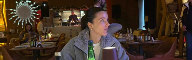 ONA JE ĆERKA BOBANA RAJOVIĆA: Pojavila se na njegovoj promociji, prisutni se oduševili koliko je OPUŠTENA I MILA! (FOTO)