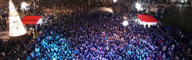 Na Gradskom trgu Ana Bekuta i KUD “Abrašević“, ispred prostorija SNS kuvano vino i rakija