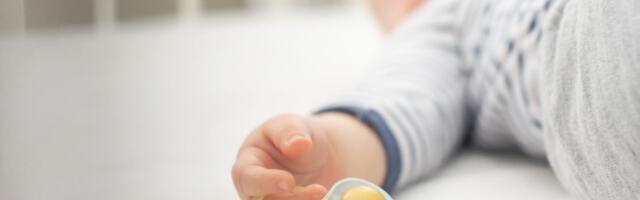 Zastrašujuće! Beba se skoro ugušila ovim predmetom u krevetiću: Majka zatekla CRNE MRLJE