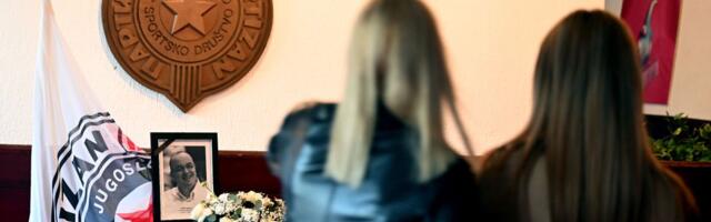 Na stadionu Partizana se okupljaju ljudi zbog Duleta: Emotivne scene u Humskoj /FOTO/