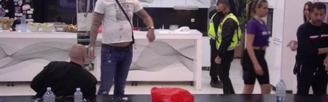 OBEZBEĐENJE ODMAH ULETELO! Maja napala Janjuša, pa krenula da ga GRIZE! ZA SVE JE KRIVA ONA! /VIDEO/