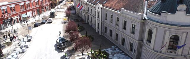 Počelo popločavanje buduće pešačke zone u delovima gde su završeni radovi na podzemnim instalacijama