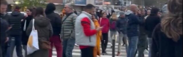 Građani blokirali sedište SNS na Novom Beogradu: Obezbeđenje odgurnulo ženu (VIDEO)