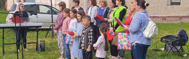 Blokadni hor iz Perleza okuplja decu i odrasle, a sve ih veže ljubav prema muzici