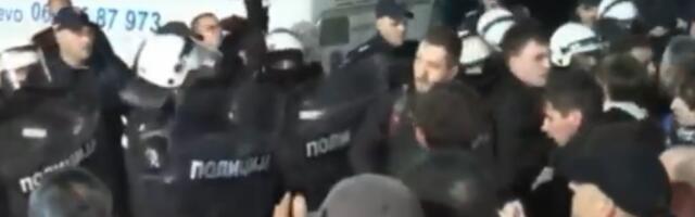 NOVOSADSKI BLOKADERI NASILNICI SRAMNO NAPALI POLICIJU: Pogledajte uznemirujuće scene (VIDEO)