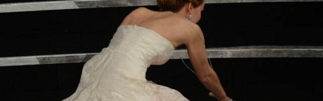 Blamantni padovi holivudskih zvezda: Od ovih prizora krenuće vam suze od smeha (VIDEO)