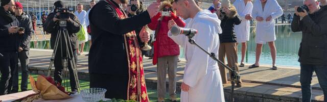 Andrija Petković prvi doplivao do Časnog krsta na Bogojavljanje