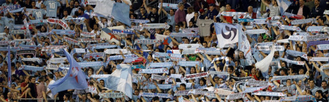 Masovna tuča navijača pred važnu utakmicu: Maskirani i naoružani motkama napravili haos (VIDEO)