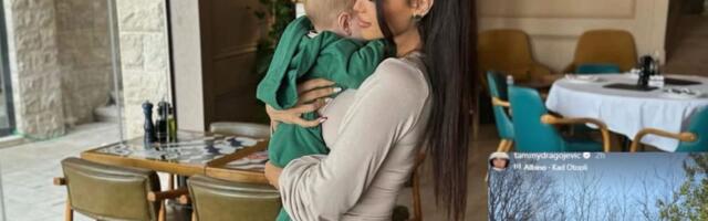 U štiklama od 12 cm šeta sina, a ispod suknje se ocrtavaju obline: Tamara tip-top sređena gura kolica ulicom