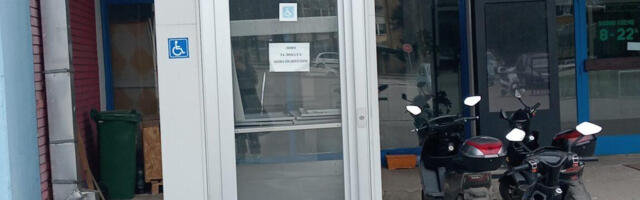 Pored lifta za osobe sa invaliditetom se slikali političari, kad se pokvari nije ničija briga