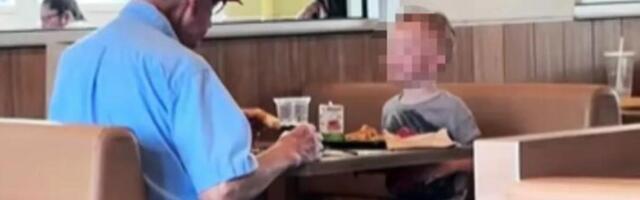 Dečak otišao sa majkom u restoran, pa ugledao starca kako sam jede: Njegov potez raspametio sve, prišao mu i...