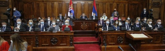 Провокација у скупштини Србије: Посланик са албанском заставом у парламенту