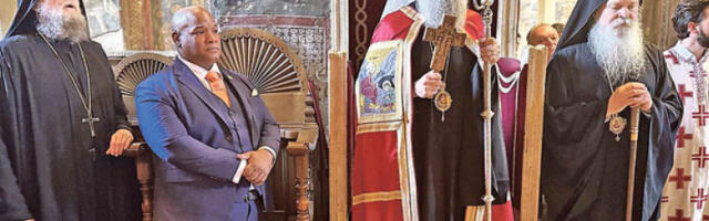 Патријарх Порфирије и Марк Бернс у Високим Дечанима