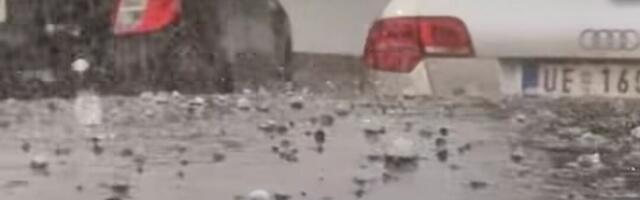 APOKALIPTIČNI PRIZORI NEVREMENA U SRBIJI, OPUSTOŠILO JOŠ JEDNO MESTO! Tukao i grad, saobraćaj u kolapsu - auta se JEDVA PROBIJALA kroz bujice (VIDEO)