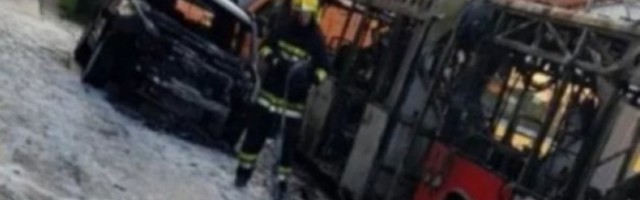 (FOTO) SUDAR AUTOBUSA I AUTA U ZEMUNU! Vozila potpuno izgorela!