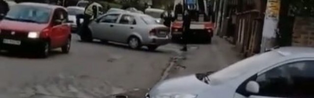 HIT SNIMAK IZ BEOGRADA! Pogrešno parkirao auto, pa pokušao da pobegne od pauka, a onda je POLICAJAC URADIO NEŠTO NEVEROVATNO!