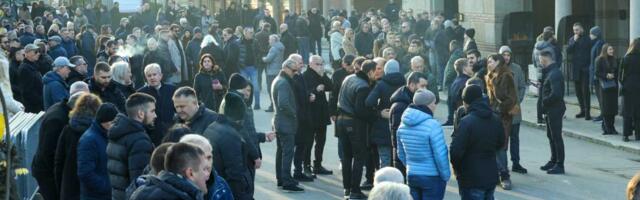 SAHRANJEN OTAC ZVEZDANA TERZIĆA: Veliki broj poznatih lica došao da isprati Jovana Terzića na večni počinak (FOTO)