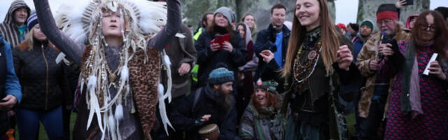 Хиљаде људи дочекало излазак сунца у Стоунхенџу током зимског солстиција