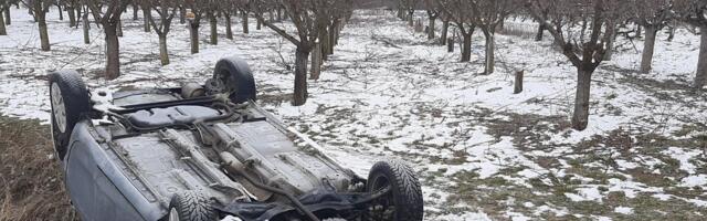 Uznemirujući prizori kod Topole! Auto izgubio kontrolu, pa završio na krovu