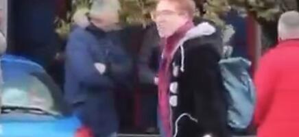 PIJANA BLOKADERKA U KULI NAPADA POLICIJU! Pogledajte kako nasred ulice brutalno vređa policajce (VIDEO)