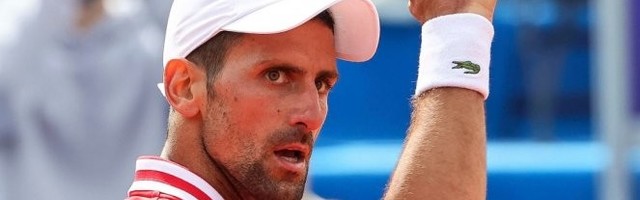 ĐOKOVIĆ ULAZI MAKSIMALNO SPREMAN U MEČ! Troicki mu SKRENUO pažnju na uslove!