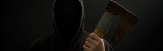 Zelenaš sekirom pretio porodici svog dužnika da će ih ubiti