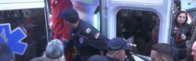 Šarović prevezen u Hitnu, šapnuo pri izlasku: "Samo mirno, dogovarali su biber-sprejeve i hapšenja"