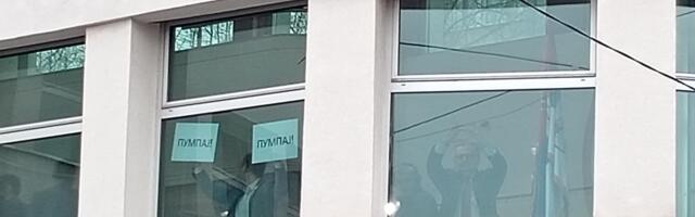 Skupština Niša: Odbornici SNS napustili salu, studenti puštaju muziku policiji