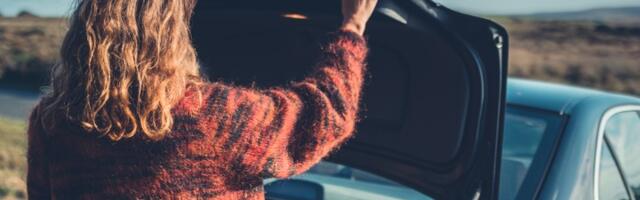 Čula je NEOBIČAN ZVUK iz gepeka auta, a kada je otvorila od ŠOKA nije mogla doći sebi