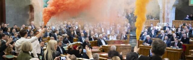 Poslanicima koji su aktivirali dimne bombe zabranjen pristup mađarskom parlamentu