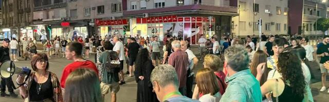 Protestna šetnja, skandiranje ispred prostorija SNS i blokada raskrsnice na Bulevaru oslobođenja