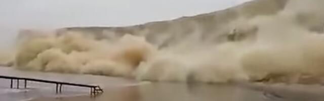 NAJMANJE 12 MRTVIH I 50 NESTALIH! Odron pao na deo rečne luke u Peruu! POTOPLJEN TRAJEKT I TEŠKO OŠTEĆEN BROD KOJI SU BILI KRCATI LJUDIMA! (FOTO)