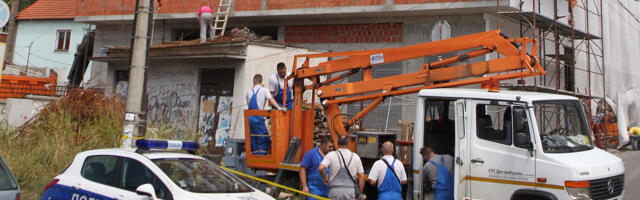 NESREĆA NA NOVOM BEOGRADU Radnik pao sa skele, bore mu se za život