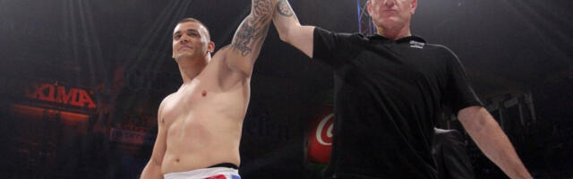 Stošićev "čekić" demolirao rivala: Sudija morao ga da spašava (VIDEO)