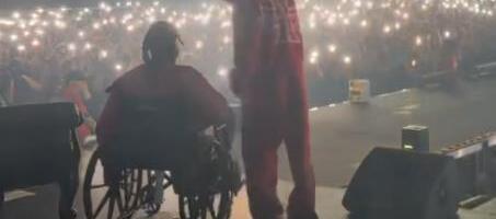 Reper se na pojavio na bini u invalidskim kolicima: Pre samo 6 dana upucan je ispred kazina