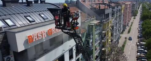 POŽAR U NOVOM SADU: Vatra planula u stanu na poslednjem spratu zgrade, ima povređenih (VIDEO)