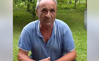 "ONE SE SUNČAJU, JA LEGNEM PORED NJIH" Simeon živi sa 13 zmija?!