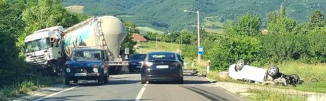 JEZIV SUDAR S CISTERNOM KOD TOPOLE: Od siline udara automobil završio na krovu (FOTO)