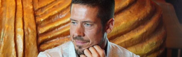 Žene odlepile zbog veličine: Pevač kao od majke rođen (VIDEO)