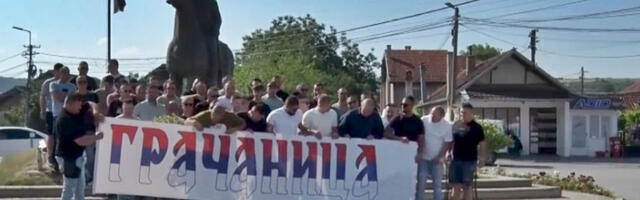 Срби из Грачанице организовано кренули у Београд на скуп „Србија једна породица”