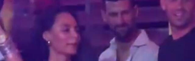 Đoković se totalno opustio na koncertu poznatog pevača, lepotice plesale pored njega, tu je bio i Troicki