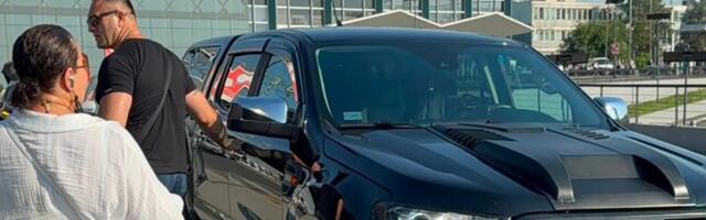 Skratila kosu, promenila imidž - niko je nije prepoznao: Po folkerku na aerodrom stigao muž sa besnom mašinom