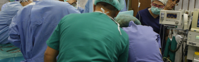 "Tokom operacije od osam i po sati bio sam budan i vezan, vrištao sam sve vreme"