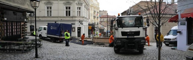 Gotova rekonstrukcija kaldrme u Skadarliji i ljudi se klade koliko će izdržati do sledećeg preslaganja kocki