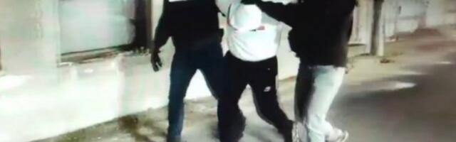 PLJAČKALI RADNIKE KURIRSKE SLUŽBE! Uz pretnju palicom i šipkom otimali im pakete VREDNE ROBE