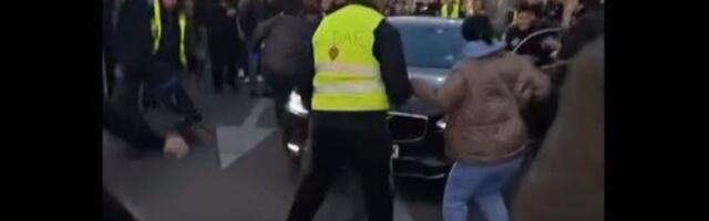 Incident na blokadi kod Vukovog spomenika: Kolima naleteo na građane tokom 16 minuta tišine (VIDEO)