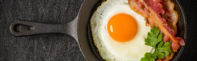 Recept zaludeo internet: Ispržite jaja bez kapi ulja, potreban vam je samo jedan sastojak (VIDEO)