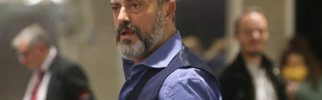 SERGEJ TRIFUNOVIĆ UHVAĆEN SA ŽENOM KOJU JE PRIJAVIO ZA NASILJE! Evo gde smo ih usnimili! (VIDEO)