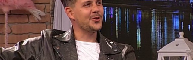 MILOŠ BIKOVIĆ KAO DEČAK! Isplivala NEVEROVATNA FOTKA našeg glumca - ŽESTOK MOMČIĆ, VELIKI OBRAZI I CIGARETA U USTIMA!